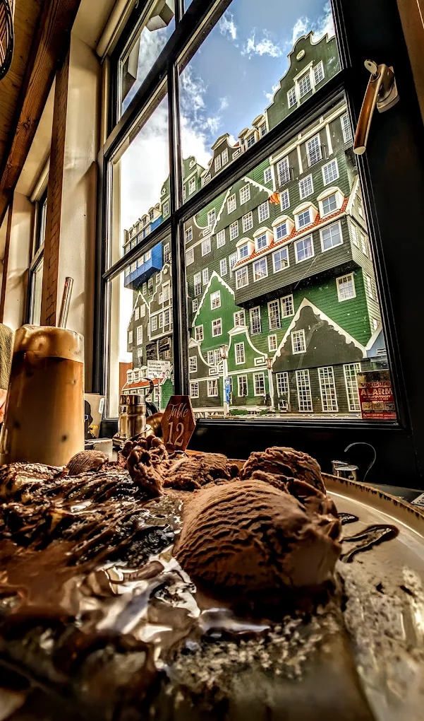 Café Maya Interieur met uitzicht op Inntel Hotel